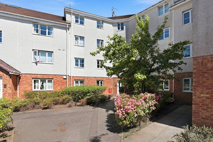 3 Bedroom Flat For Sale In Stirrat Crescent, Paisley, Renfrewshire, PA3