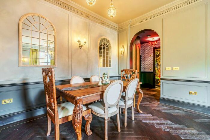 2 Bedroom Flat To Rent In Wetherby Gardens, South Kensington, London, SW5