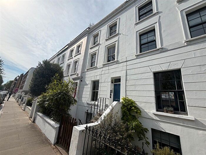 2 Bedroom Flat For Sale In Lonsdale Road, Notting Hill, W11