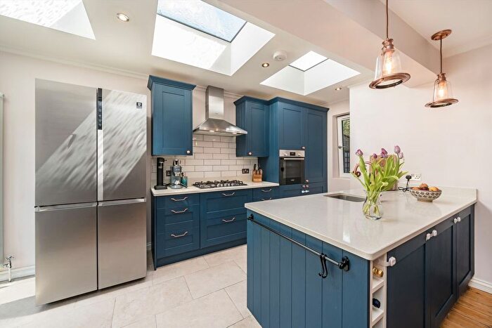 3 Bedroom Maisonette For Sale In Parkhouse Street, Camberwell, SE5