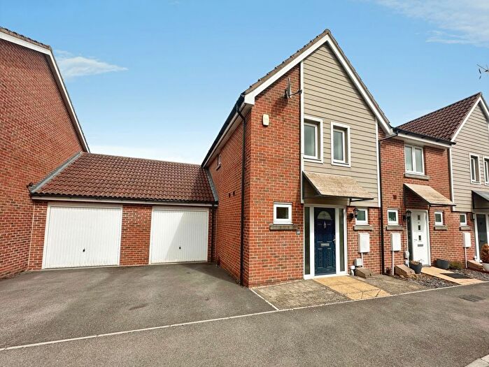 3 Bedroom End Of Terrace House For Sale In Benham Road, Basingstoke, RG24