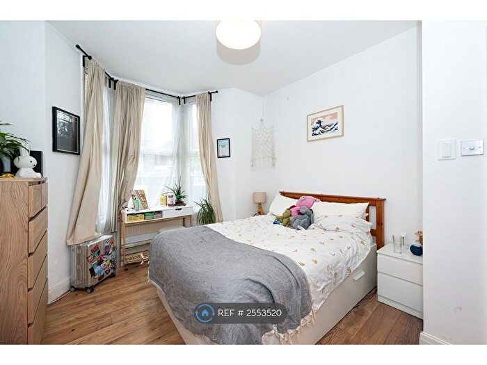 4 Bedroom Flat To Rent In Barretts Grove, London, N16