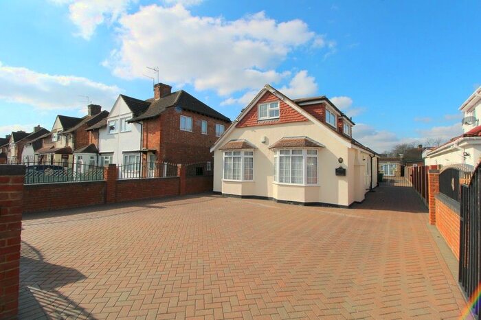4 Bedroom Detached Bungalow To Rent In Desford Way, Ashford, TW15