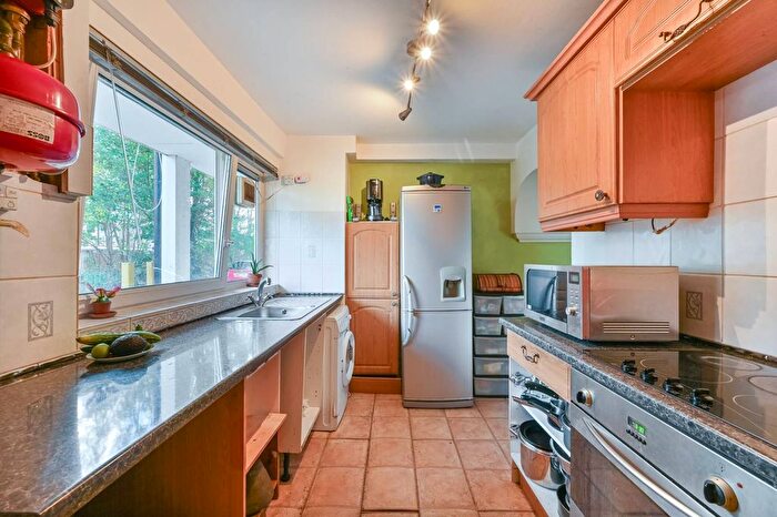 3 Bedroom Maisonette For Sale In Rupert Gardens, Brixton, London, SW9