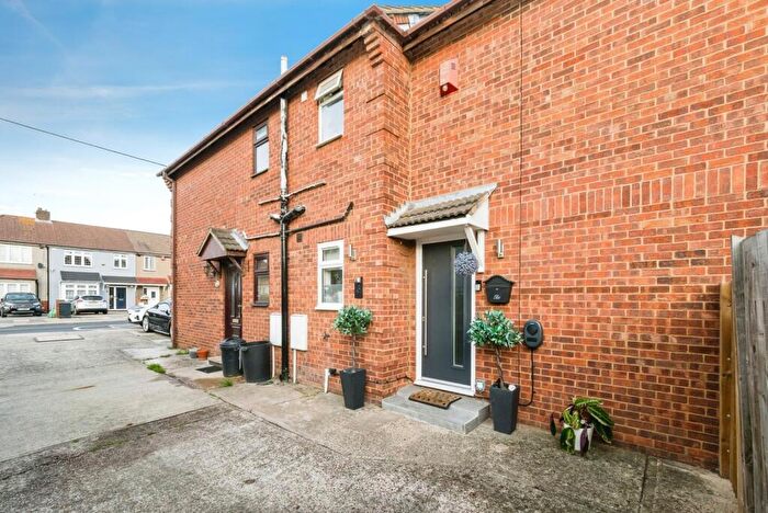 1 Bedroom Semi-Detached House For Sale In Frederick Road, Rainham, Essex, RM13