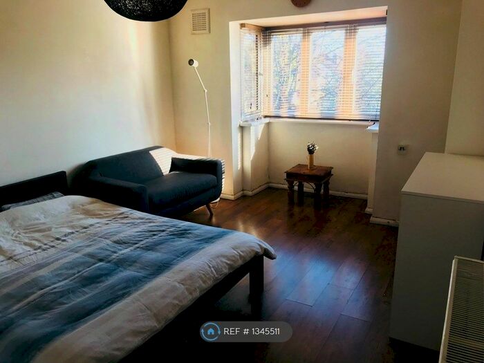 1 Bedroom Flat To Rent In Woodview Close, London, N4