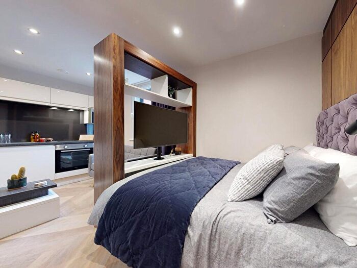 Apartment To Rent In Apt, Live Oasis Wade Lane #, LS2