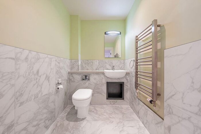 4 Bedroom Terraced House To Rent In Victoria Road, Barnet, London, EN4