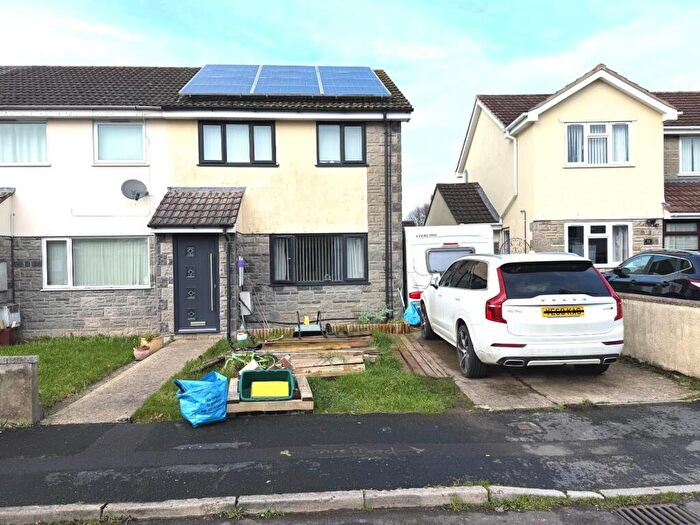 3 Bedroom End Of Terrace House For Sale In Oakfield Road, BA16