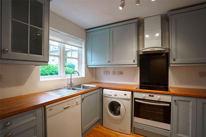 3 Bedroom Town House For Sale In Fawcett Close, London, SW16