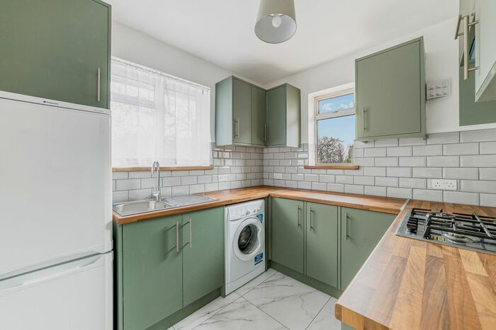 2 Bedroom Flat To Rent In Cavendish Avenue, Ealing, London, W13