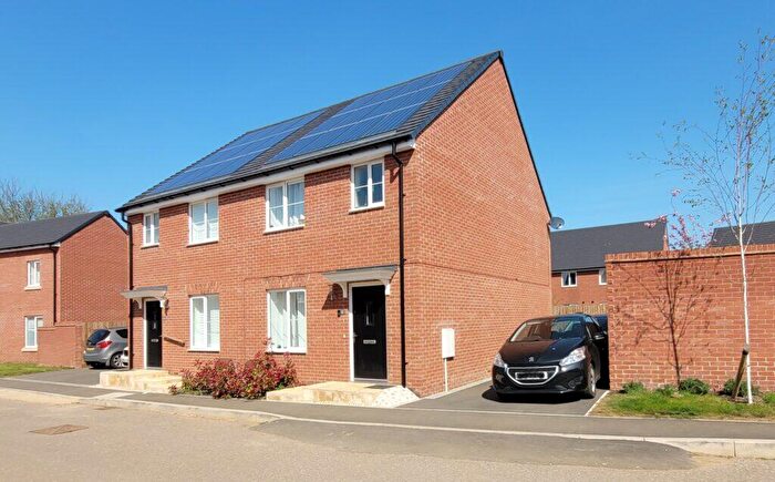 3 Bedroom Semi-Detached House To Rent In Jones Way, Banbury, Oxon, OX16