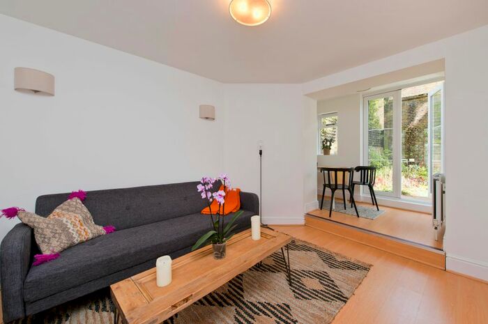 1 Bedroom Flat To Rent In Kensington Park Road, London, Uk, W11