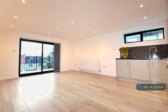 2 Bedroom Flat To Rent In Laurel Court, South Croydon, CR2