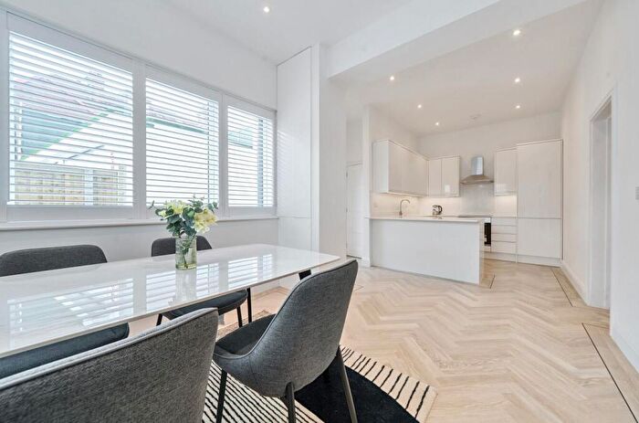 4 Bedroom Detached House For Sale In The Broadway, Mill Hill, NW7