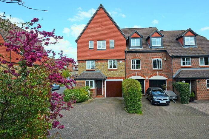 4 Bedroom Town House To Rent In Cobham, KT11