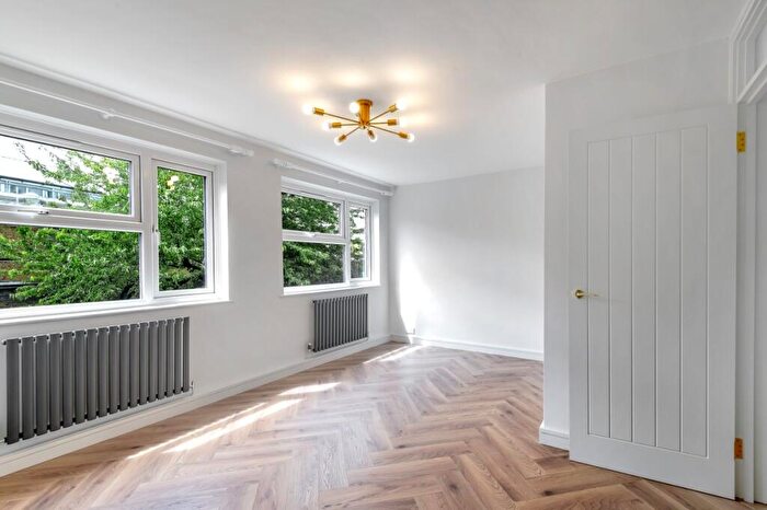1 Bedroom Flat For Sale In Larch Close, Balham, SW12