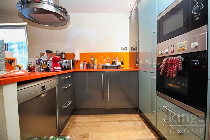 2 Bedroom Flat For Sale In Chapman Courtyard, Turners Hill, Cheshunt, Waltham Cross, EN8