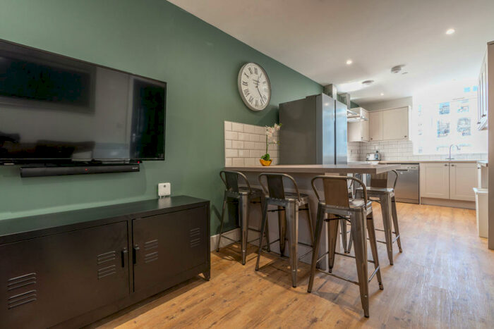 7 Bedroom Flat To Rent In Walter Road, Swansea, SA1