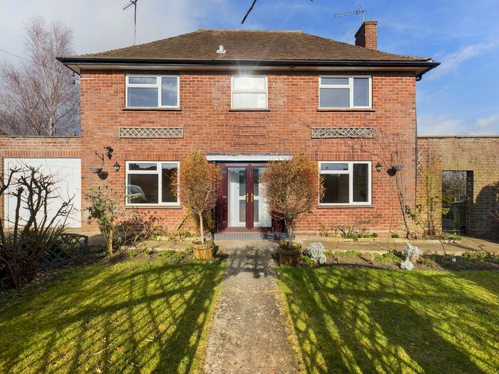 3 Bedroom Detached House To Rent In Edward Place, Tewkesbury, Glos, GL20