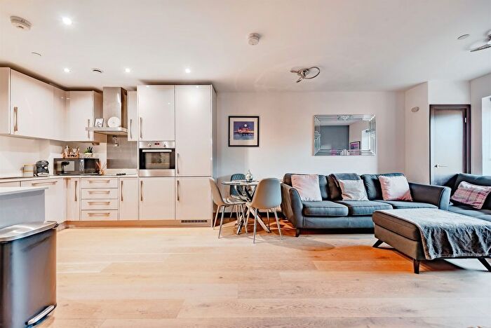 1 Bedroom Flat For Sale In Queens Road, East Grinstead, RH19