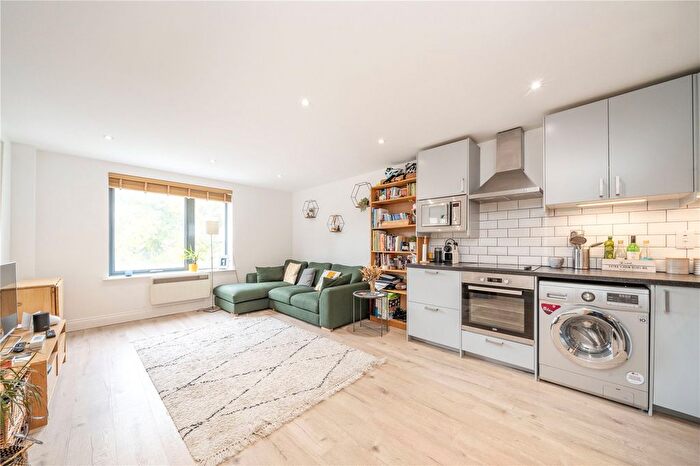 1 Bedroom Flat To Rent In Clapham Park Road, London, SW4