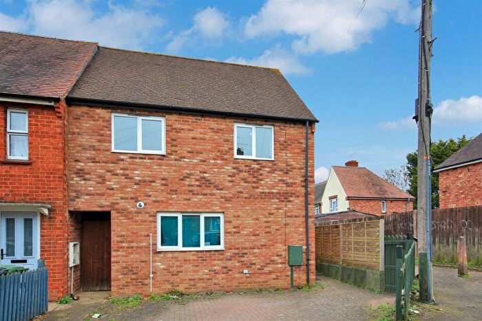 3 Bedroom End Of Terrace House For Sale In Priory Road, Wellingborough, NN8