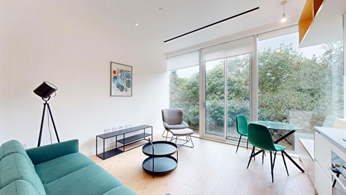 1 Bedroom Flat To Rent In Great West Road, Brentford, TW8