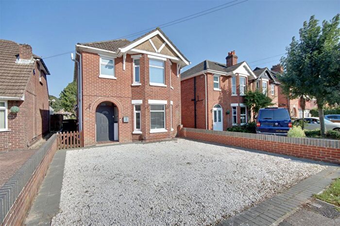 3 Bedroom Detached House For Sale In Redlands Lane, Fareham, PO14