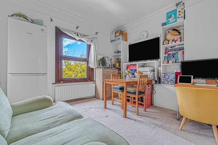 1 Bedroom Flat For Sale In Leacroft, Surrey, Staines-Upon-Thames, TW18