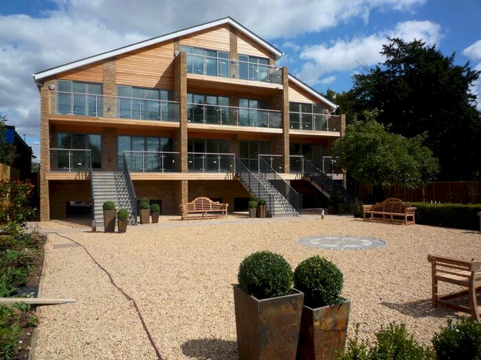 2 Bedroom Apartment To Rent In Hampton Court Road, East Molesey, Surrey, KT8