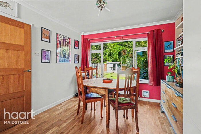 3 Bedroom Semi-Detached House For Sale In Garden Close, Maidstone, ME15