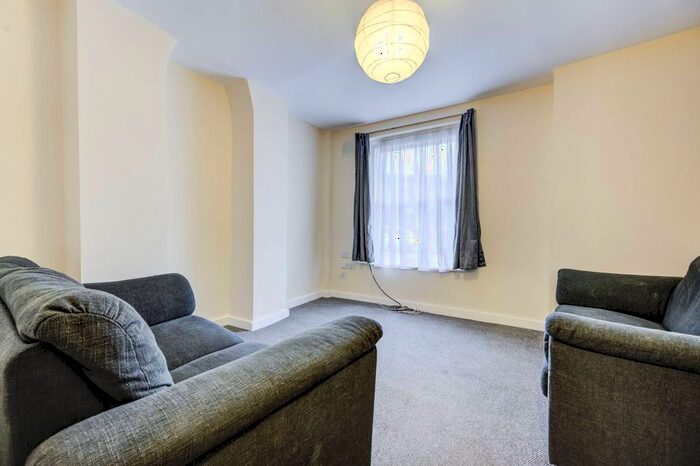3 Bedroom Flat To Rent In Beethoven Street, West Kilburn, London, W10