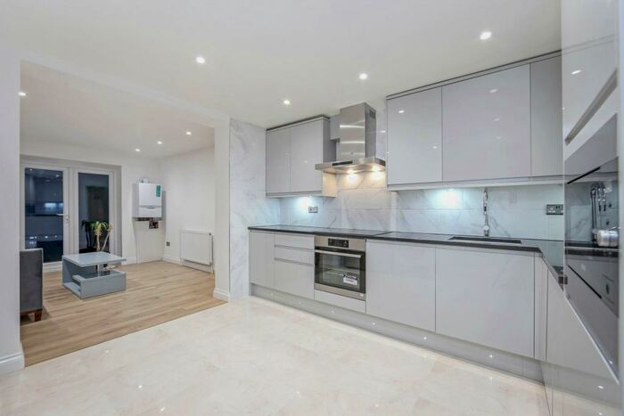 5 Bedroom Semi-Detached House To Rent In Romney Close, London, SE14