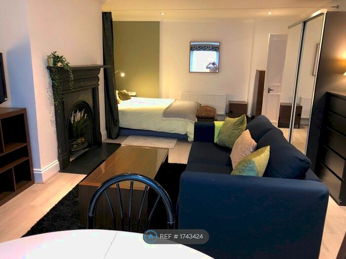 Studio To Rent In The Grove, London, W5