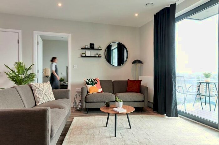 2 Bedroom Flat To Rent In Thomas Layton Way, Brentford, TW8