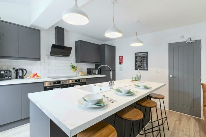 6 Bedroom House To Rent In Stanmore, SO22