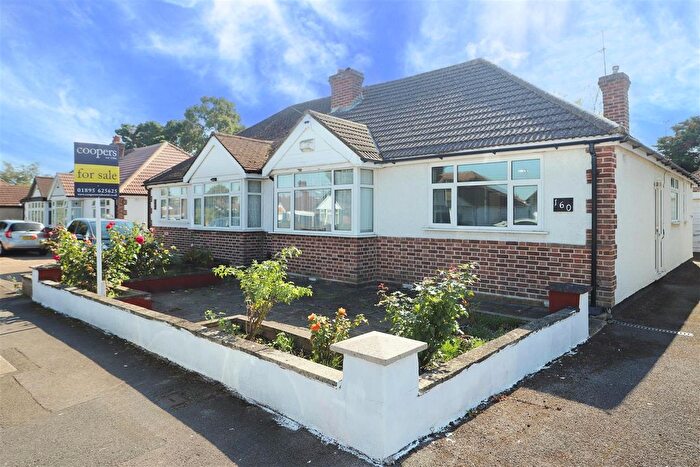 3 Bedroom Semi-detached Bungalow For Sale In Herlwyn Avenue, Ruislip, HA4