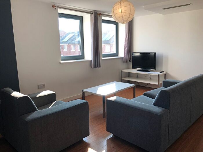 3 Bedroom Flat To Rent In Greenhouse, Leeds, LS11