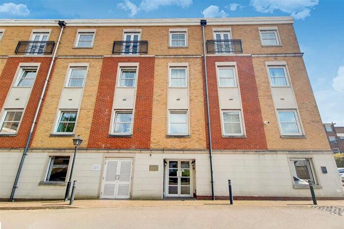 2 Bedroom Flat To Rent In Crowder Close, Compton Court, N12