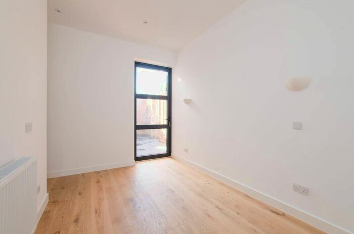 3 Bedroom Flat To Rent In Holmbury Court, Tooting Bec, London, SW17