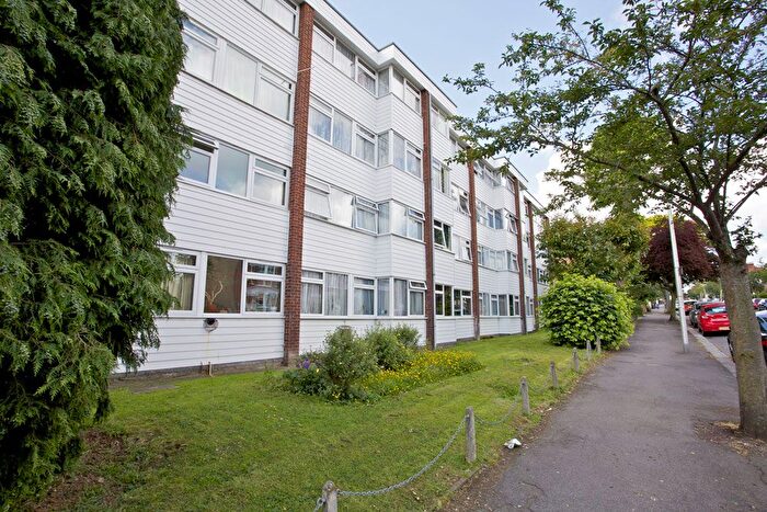 2 Bedroom Flat To Rent In Grove Hill, South Woodford, E18