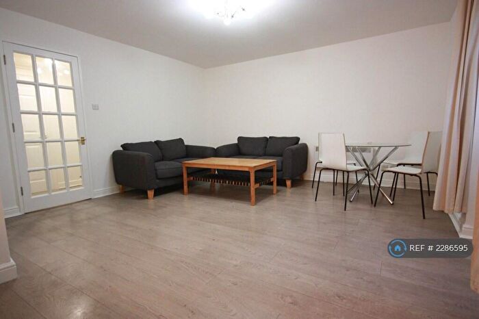 2 Bedroom Flat To Rent In Langbourne Place, London, E14