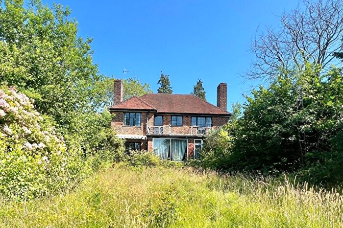 4 Bedroom Detached House For Sale In Hillside Road, Aldershot, Hampshire, GU11