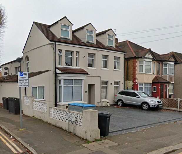 1 Bedroom Flat To Rent In Heath Park Road, Romford, RM2