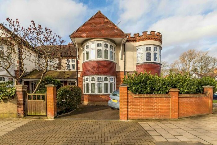 3 Bedroom Flat To Rent In Burlington Lane, London, W4