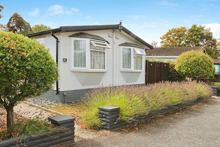 3 Bedroom Park Home For Sale In Orchards Residential Park, Slough, SL3
