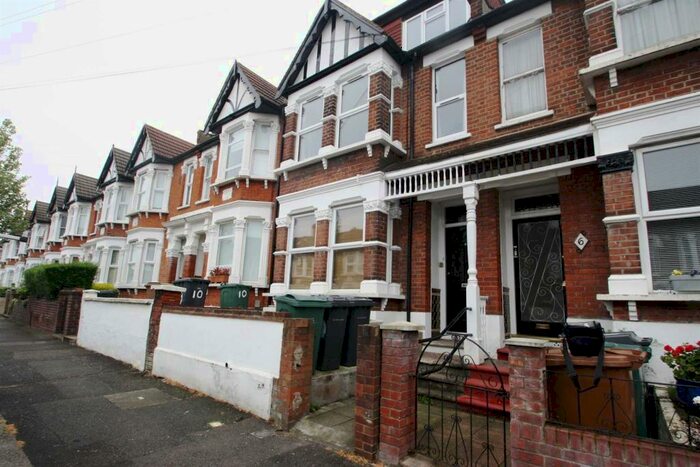 Apartment To Rent In Ulverston Road, Walthamstow, E17