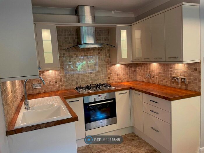 3 Bedroom Flat To Rent In Columba House, London, SE14