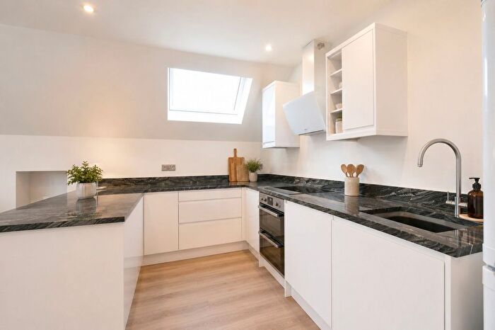 1 Bedroom Flat To Rent In Woodfield Lane, Station House, KT21